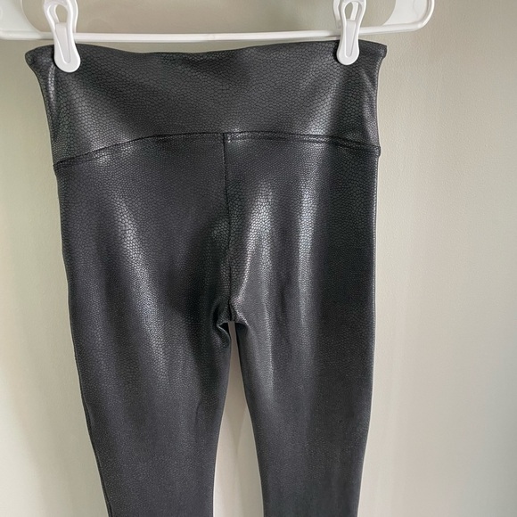 Spanx Faux Leather Black Snake Skin Leggings - Size Medium - Picture 11 of 16